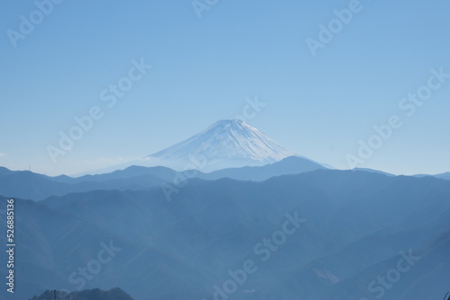 冠雪した富士山の眺め。日本の雄大な自然。百名山。