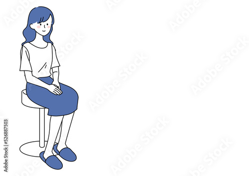 椅子に座る若い女性