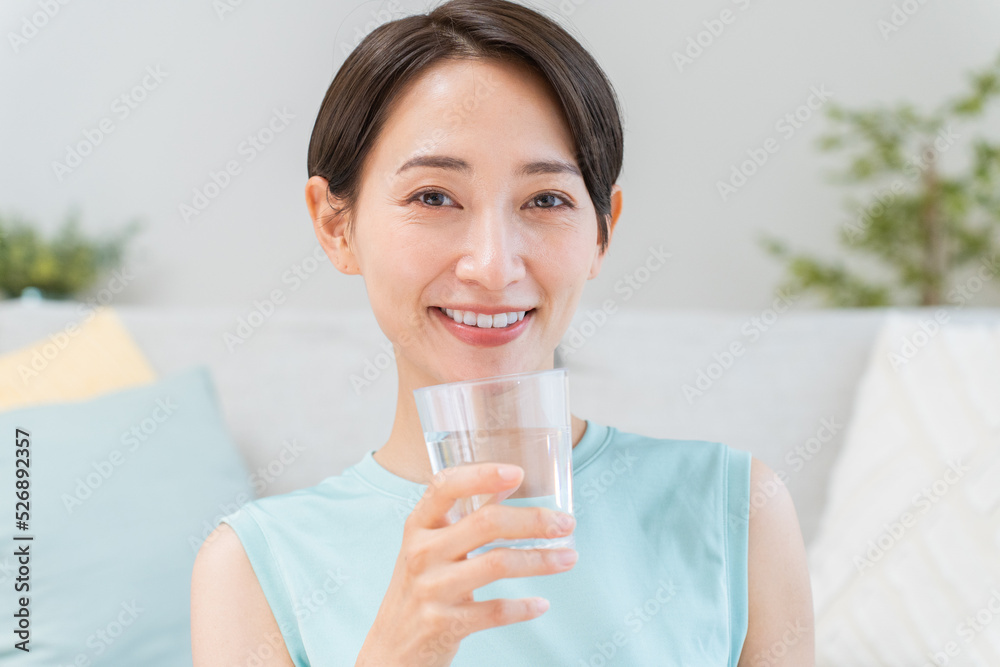 水を持ったヨガウェアの日本人女性 水を持ったヨガウェアの日本人女性