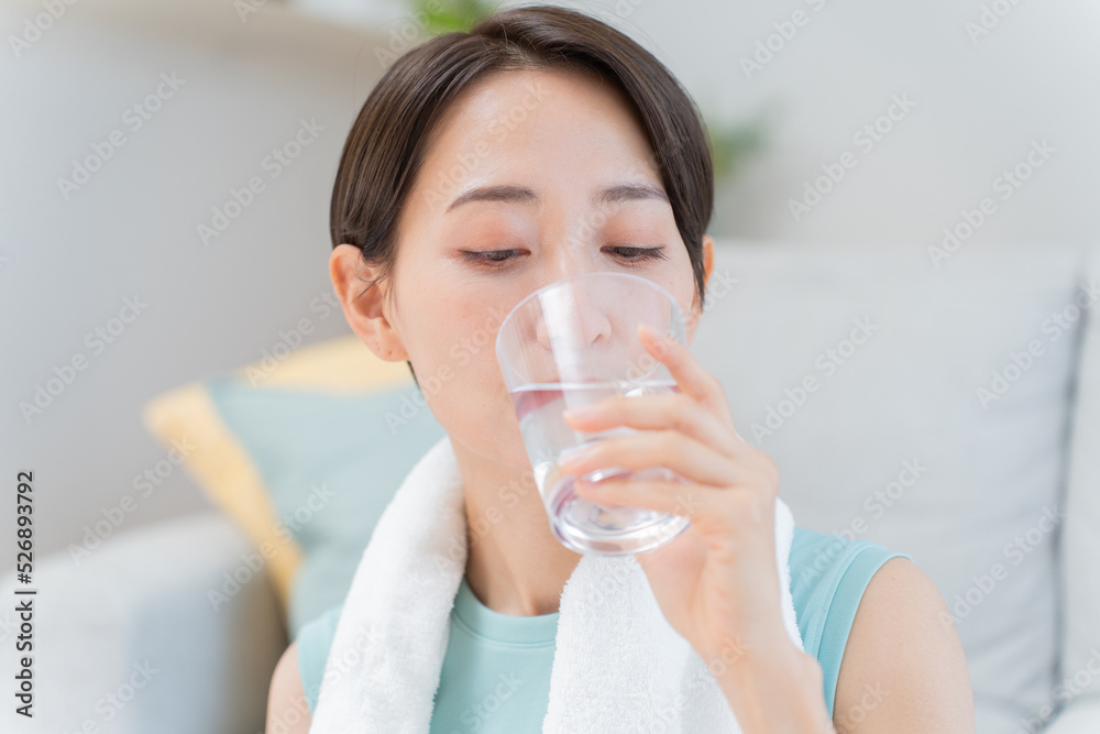 水を持ったヨガウェアの日本人女性 水を持ったヨガウェアの日本人女性