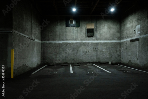 古びた駐車場,コンクリートの薄暗い部屋,冷たい地下駐車場,不気味な無人の部屋