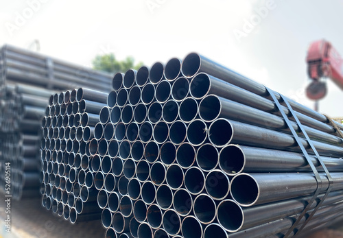 Stampa su tela high quality galvanized steel pipe or aluminum tubes and chrome stainless steel in piles waiting to be shipped in the warehouse