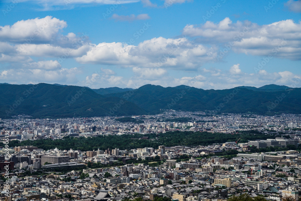 夏の終わりの京都盆地と山々