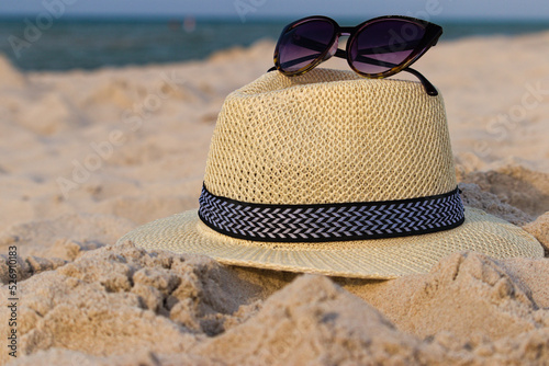 Kapelusz na pla  y  hat on the beach