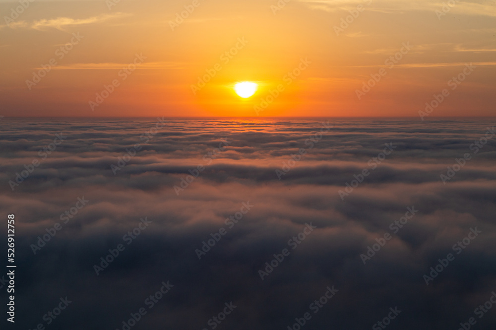 Puesta de sol muy naranja sobre un mar de niebla. Rías Baixas, Galicia, España. Puesta de sol muy naranja sobre un mar de niebla. Rías Baixas, Galicia, España.