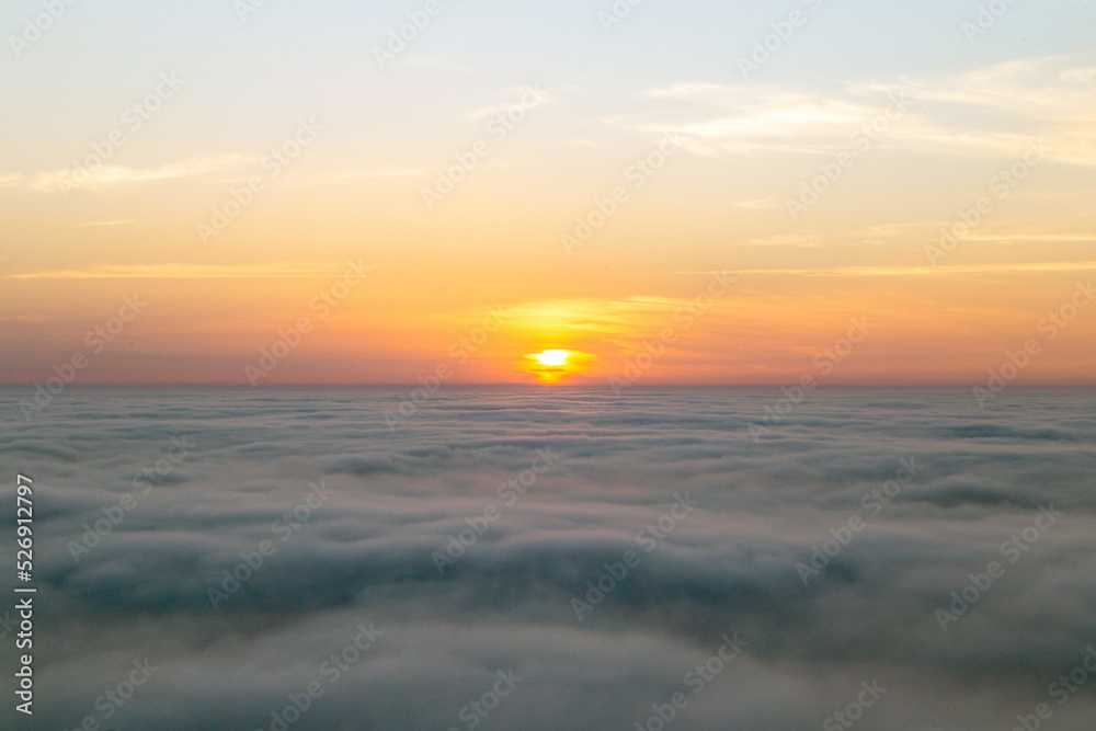Fototapeta premium Puesta de sol sobre un manto de niebla. Rías Baixas, Galicia, España