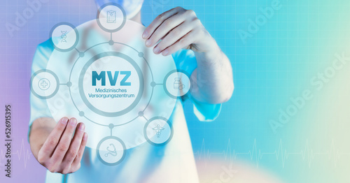 MVZ (Medizinisches Versorgungszentrum). Medizin in der Zukunft. Arzt hält virtuelles Interface mit Text und Icons im Kreis.