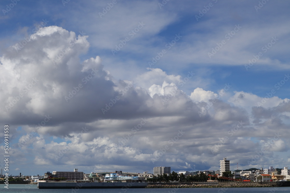 雲と沖縄の街