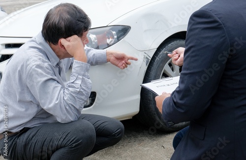 Fotografie Loss Adjuster Insurance Agent Inspecting Damaged Car