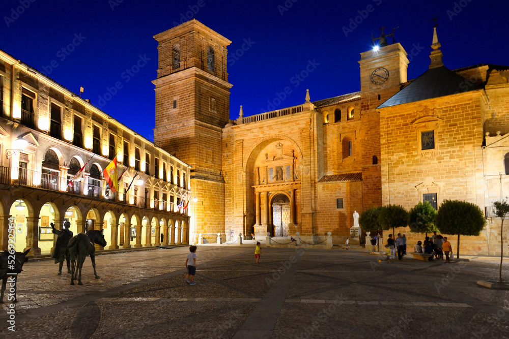 Town hall and San Andres Apostol church, Mayor Plaza, Villanueva de los Infantes, Ruta de Don Quijote, statues of Don Quixote and Ciudad Real province, Castilla La Mancha, Spain
