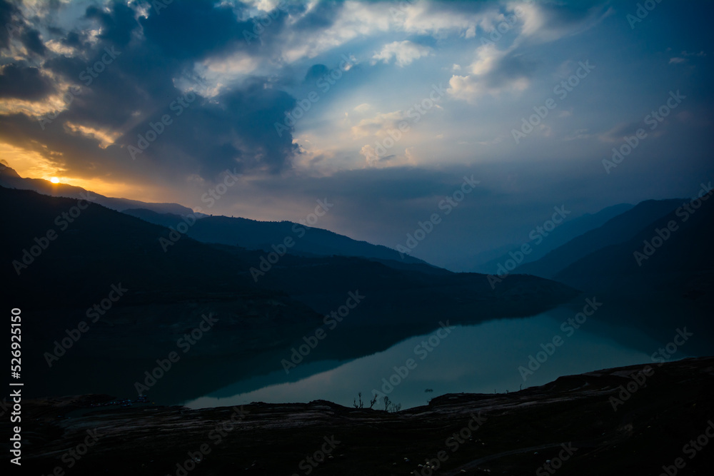Obraz premium Sunrise view of Tehri mountains. Scenery sunrise over Tehri Lake, Uttarakhand. Tehri Dam, the tallest dam in India and Tehri dam is Asia's largest man-made lake.