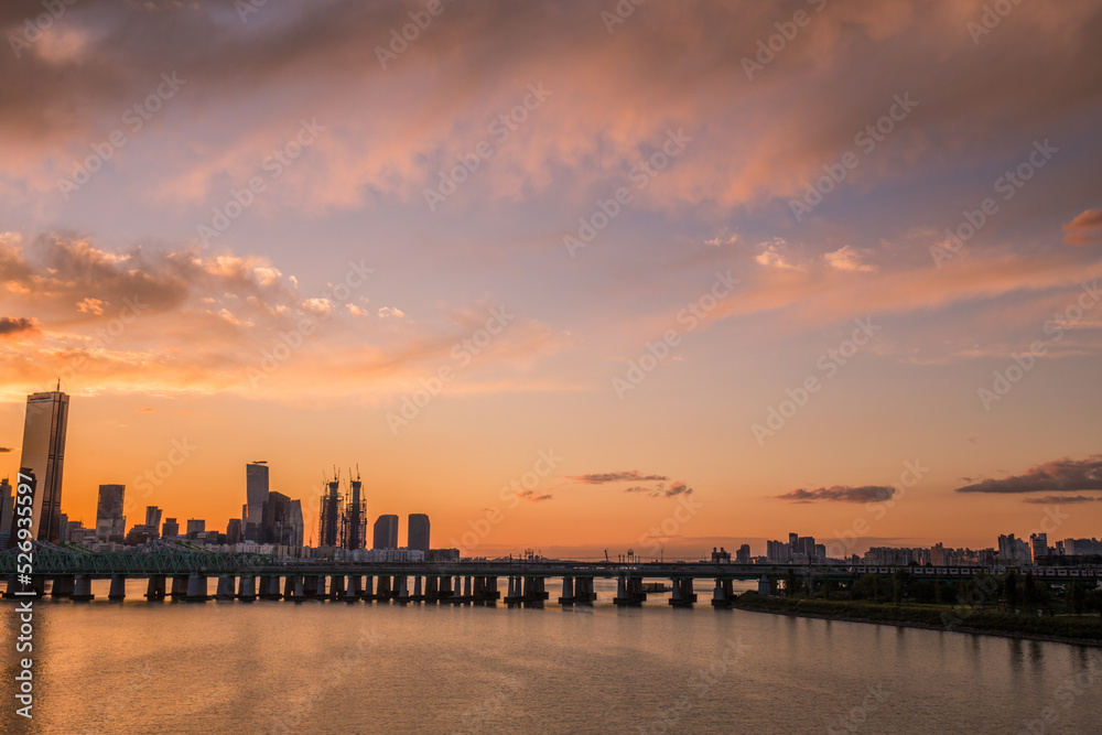 Fototapeta premium the beautiful sunset of the Han River in Seoul