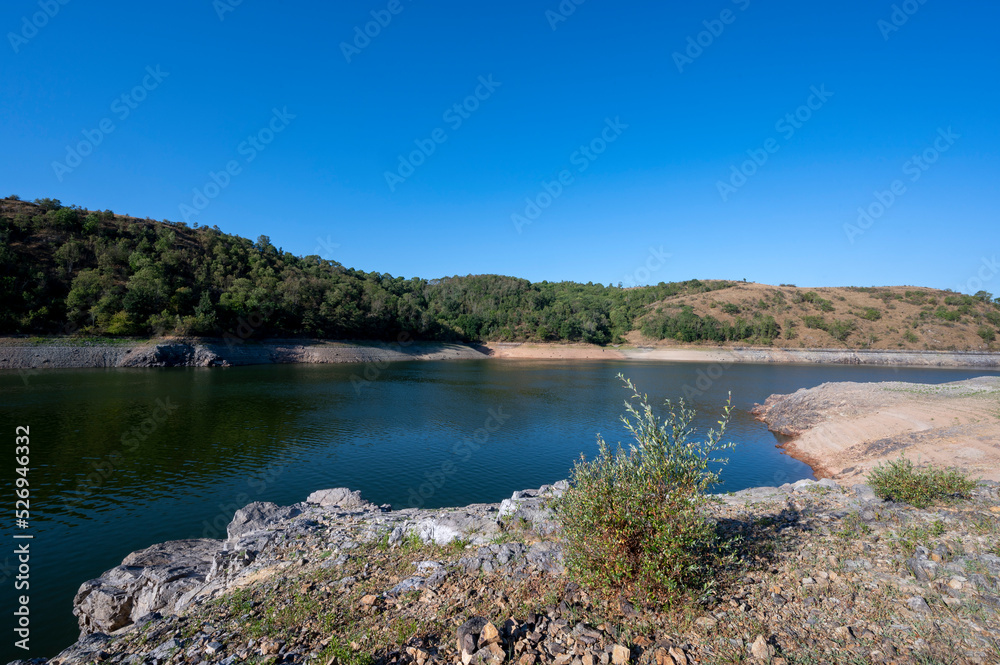 Paysage d'été et de sécheresse autour du lac de Villerest dans le département de la Loire en France