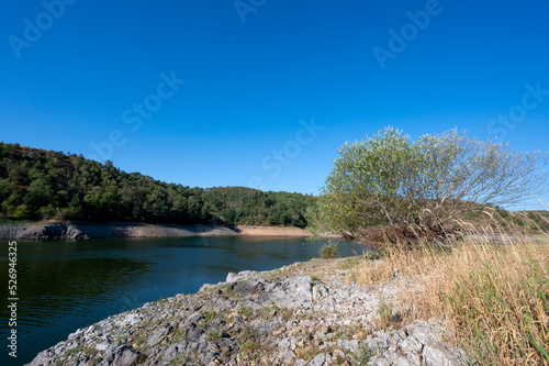 Paysage d'été et de sécheresse autour du lac de Villerest dans le département de la Loire en France