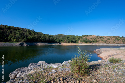 Paysage d'été et de sécheresse autour du lac de Villerest dans le département de la Loire en France