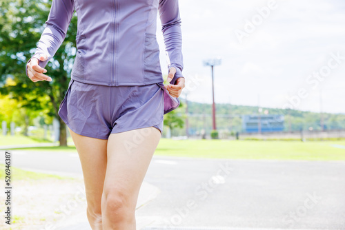 ダイエットのために公園でジョギングするスポーツウエアの女性