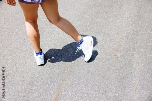 ダイエットのために公園でジョギングするスポーツウエアの女性
