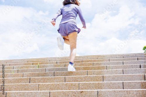 階段ダイエットで減量を目指す女性