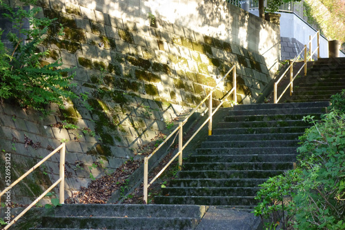 日本東京、郊外の街の生活の日常に使われる手すり付き階段