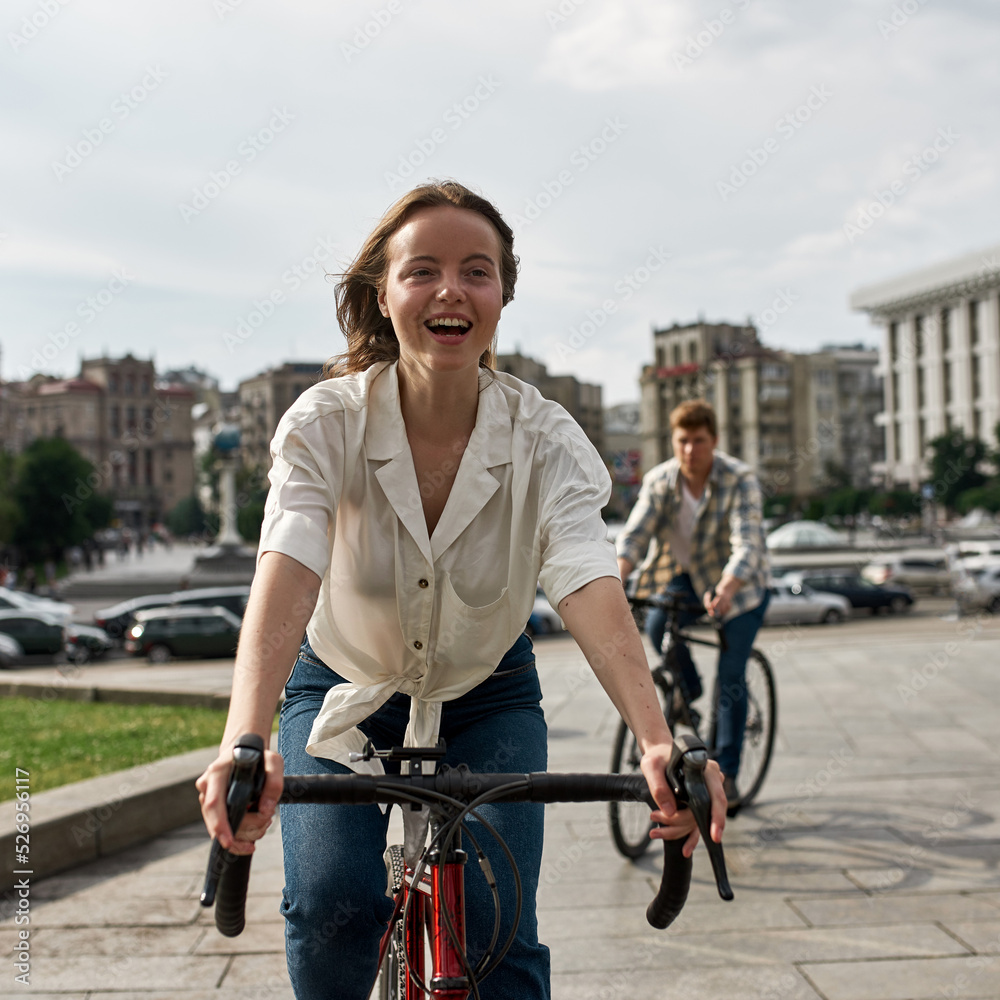 Obraz premium Excited girl with her boyfriend riding bicycles