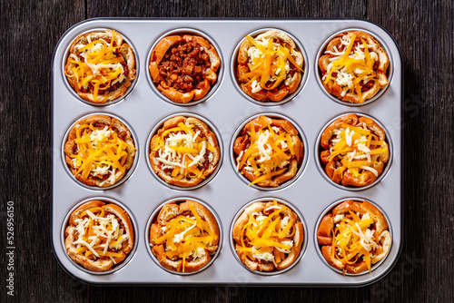 Φωτογραφία sloppy joe cups in muffin tin, top view
