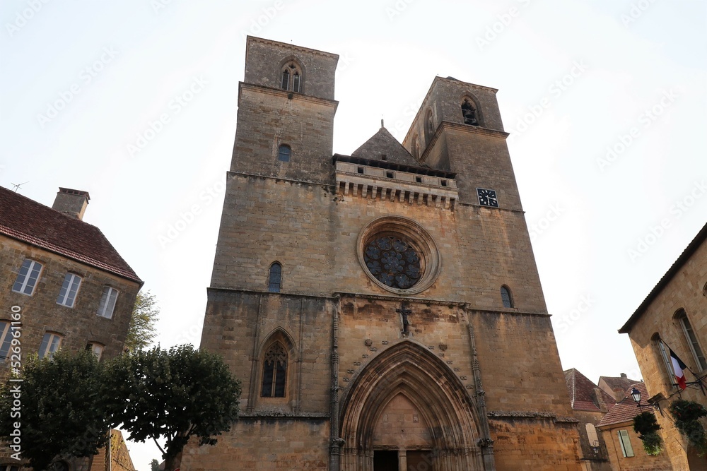 L'église catholique Saint Pierre, construite au 14eme siècle, village de Gourdon, département du Lot, France