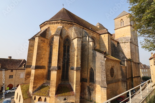 L'église catholique Saint Pierre, construite au 14eme siècle, village de Gourdon, département du Lot, France photo