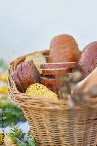 cesta de mimbre con muestra de pan