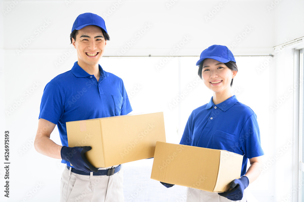 引越で協力して運ぶスタッフのイメージ 引越で協力して運ぶスタッフのイメージ