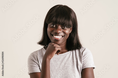 Foto Portrait of young beautiful smiling african woman with bob haircut