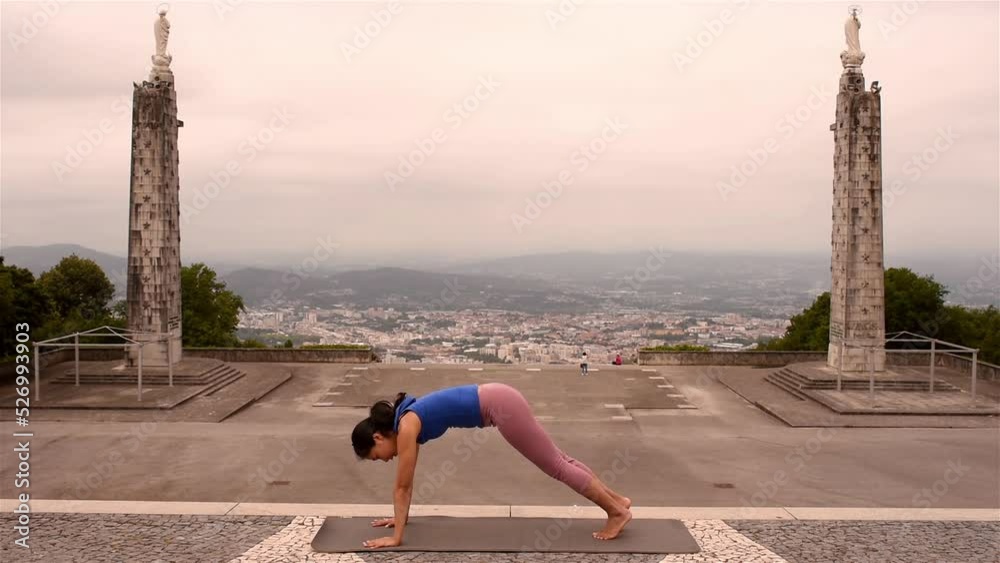 Chica asiática practicando yoga en la naturaleza