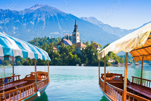 Foto Typical wooden boats, in slovenian called Pletna, in the Lake Bled, the most fam