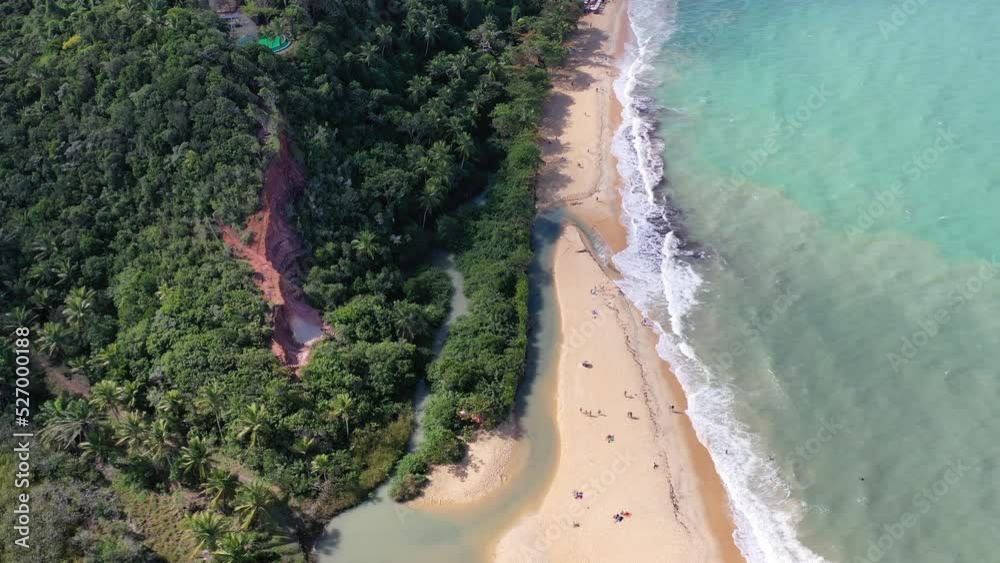 
Vista aérea tropical costeira. Cena da vida na praia. Vista panorâmica da paradisíaca praia de Trancoso, Bahia. Estilo de vida de praia tropical. Estilo de vida de viagens de verão. praia tropical