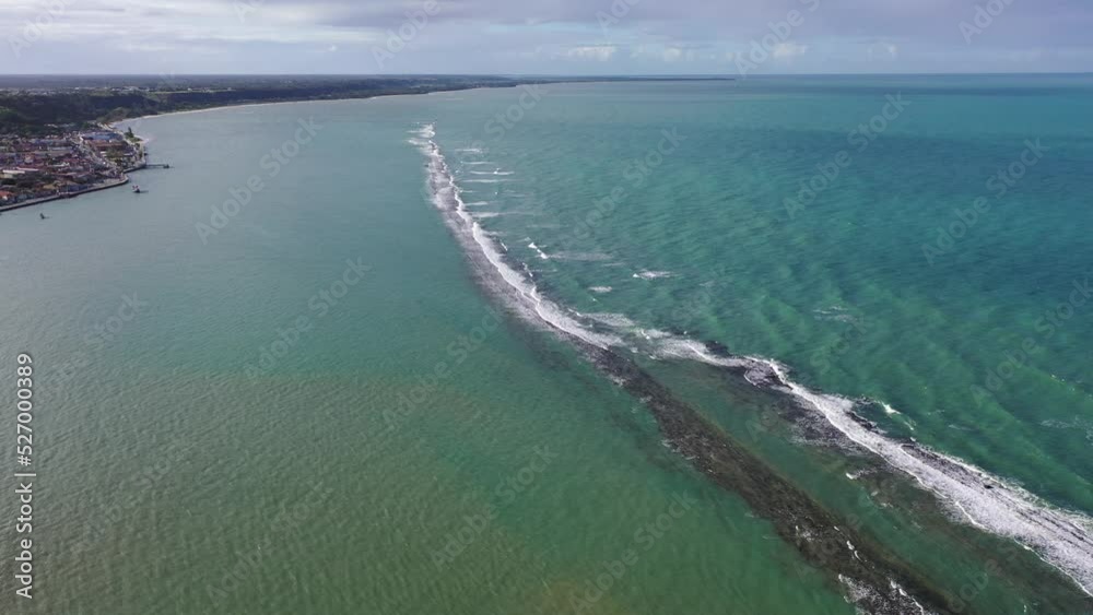 Arraia da Ajuda, Porto Seguro, Bahia, Brasil. Vista panorâmica da paradisíaca praia de Apaga Fogo em um dia maravilhoso. Grande paisagem. Imagem aérea do litoral do Nordeste do Brasil. Trancoso, Bahia