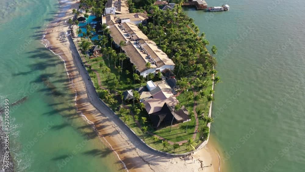 Arraia da Ajuda, Porto Seguro, Bahia, Brasil. Vista panorâmica da paradisíaca praia de Apaga Fogo em um dia maravilhoso. Grande paisagem. Imagem aérea do litoral do Nordeste do Brasil. Trancoso, Bahia