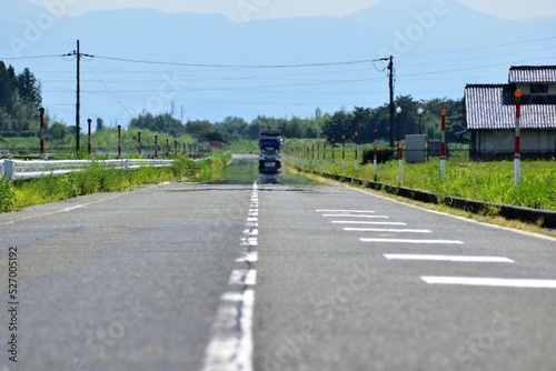 直線道路、蜃気楼、まぼろし、陽炎、トラック、乗用車、水田、田舎道