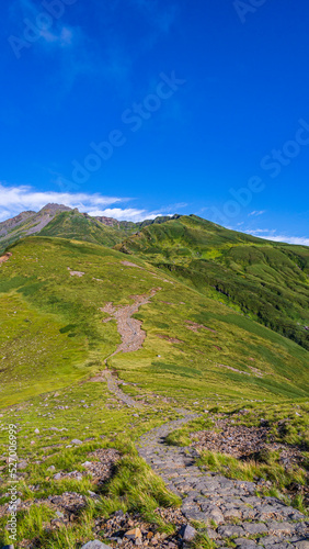 扇子森から鳥海山への登山道 縦構図