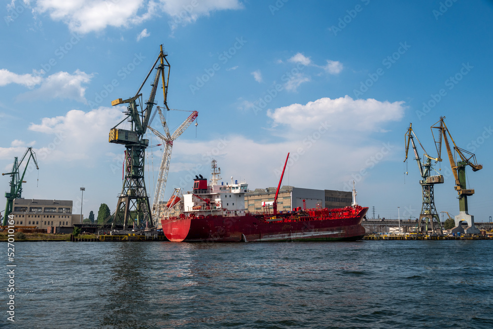duży statek w doku remontowym w porcie w Gdańsku