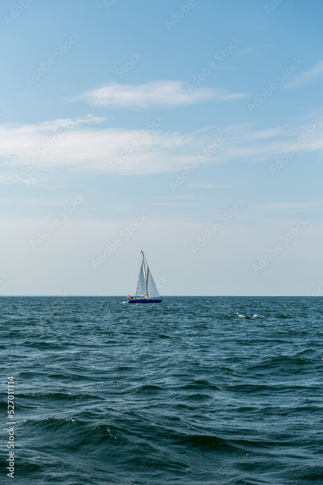 samotny jacht płynący po Bałtyku - obrazy, fototapety, plakaty 