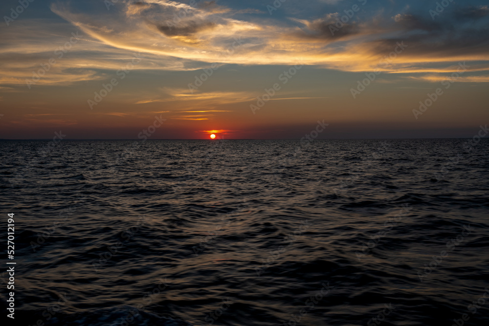przepiękny zachód słońca nad morzem - obrazy, fototapety, plakaty 