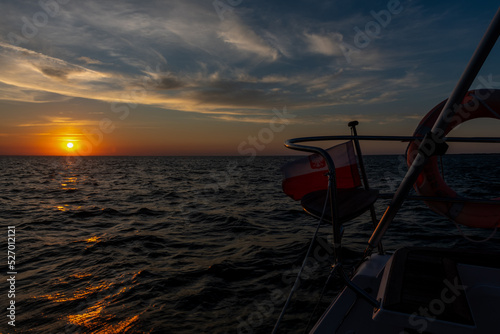 zachód słońca podziwiany z pokładu jachtu