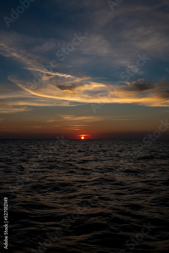 magiczny zachód słońca nad spokojnym morzem Bałtyckim