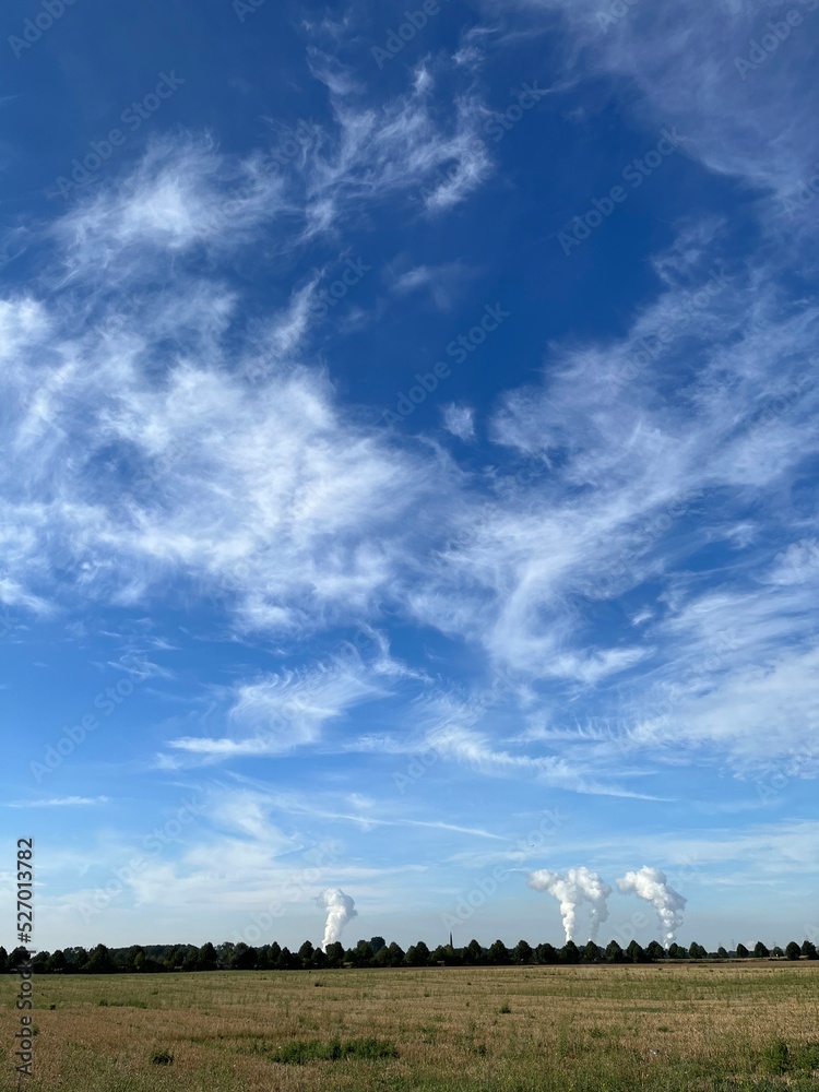 Abgeerntetes Getreidefeld im Spätsommer mit RWE-Türmen im Hintergrund Abgeerntetes Getreidefeld im Spätsommer mit RWE-Türmen im Hintergrund