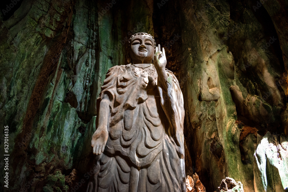 Estatua gigante de Buda en caverna de las Marble Mountains, en la ciudad de Da Nang, Vietnam