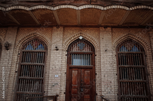 photo of vintage old houses in basra city photo