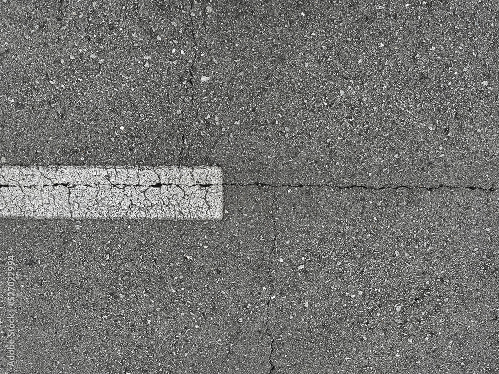 Fototapeta premium ひび割れたアスファルトの道路