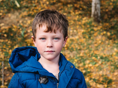 Fotografia elementary school child looking seriously into the camera
