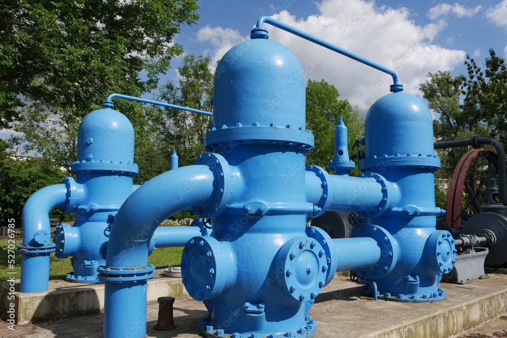Wasserverteiler mit blauen Rohren am Wassermuseum an der Ruhr Wasserverteiler mit blauen Rohren am Wassermuseum an der Ruhr