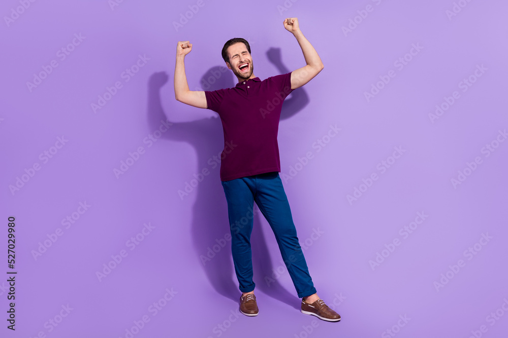 Full body photo of hooray young brunet guy yell wear t-shirt pants footwear isolated on purple background Full body photo of hooray young brunet guy yell wear t-shirt pants footwear isolated on purple background