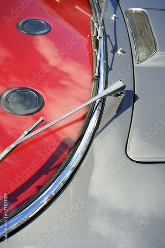 Rotes Armaturenbrett mit Lüftung unter der Windschutzscheibe eines italienischen Sportwagen und Cabriolet der Sechzigerjahre und Siebzigerjahre im Lenkwerk in Bielefeld in Ostwestfalen-Lippe photo